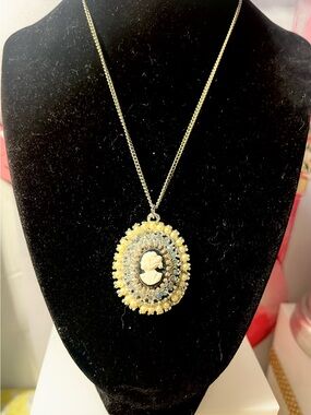 Sarah Coventry Yellow and Cream Cameo Pendant Necklace
